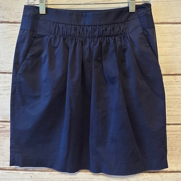 Banana Republic skirt, size 2, navy, fashion, stylish, versatile, office wear - Picture 1 of 9